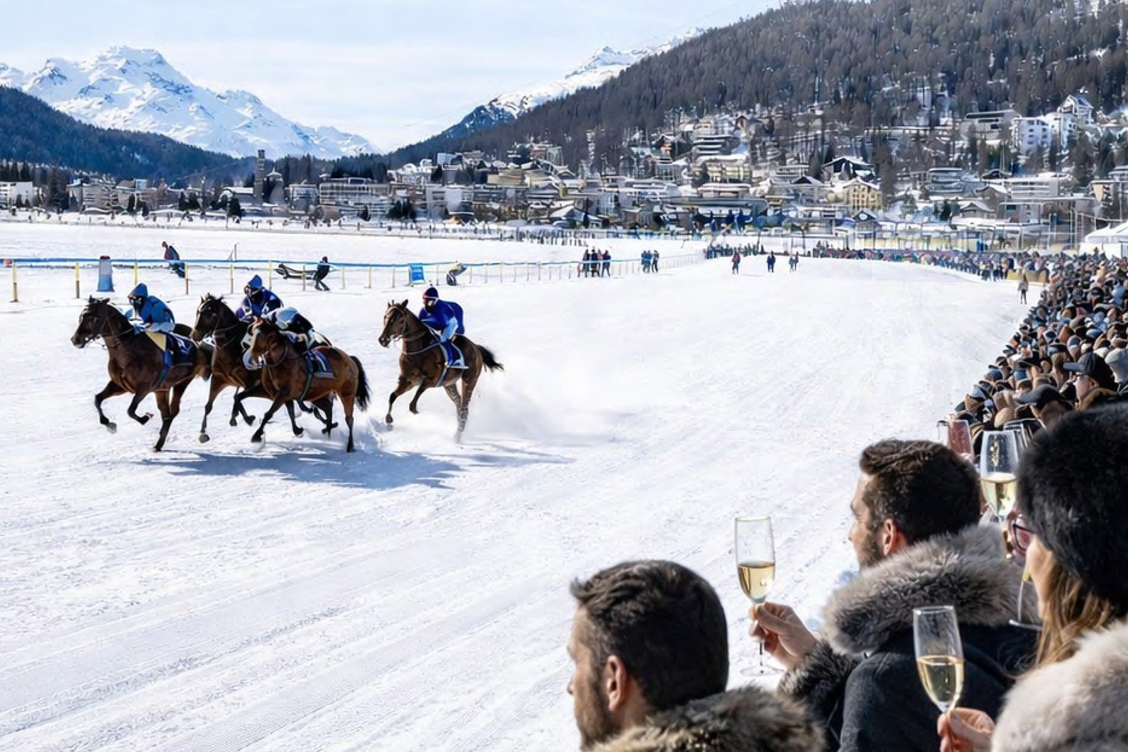 Pferderennen auf Schnee vor Bergkulisse, Gäste mit Champagner im Vordergrund