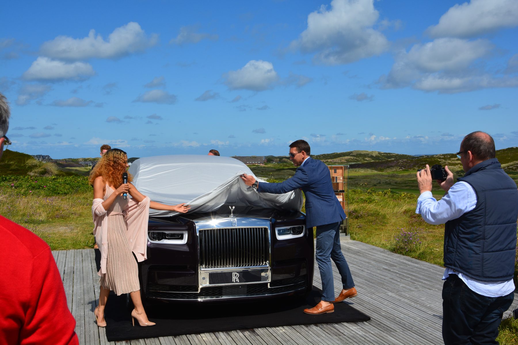 Enthüllung eines Rolls-Royce auf einer Holzterrasse in den Dünen