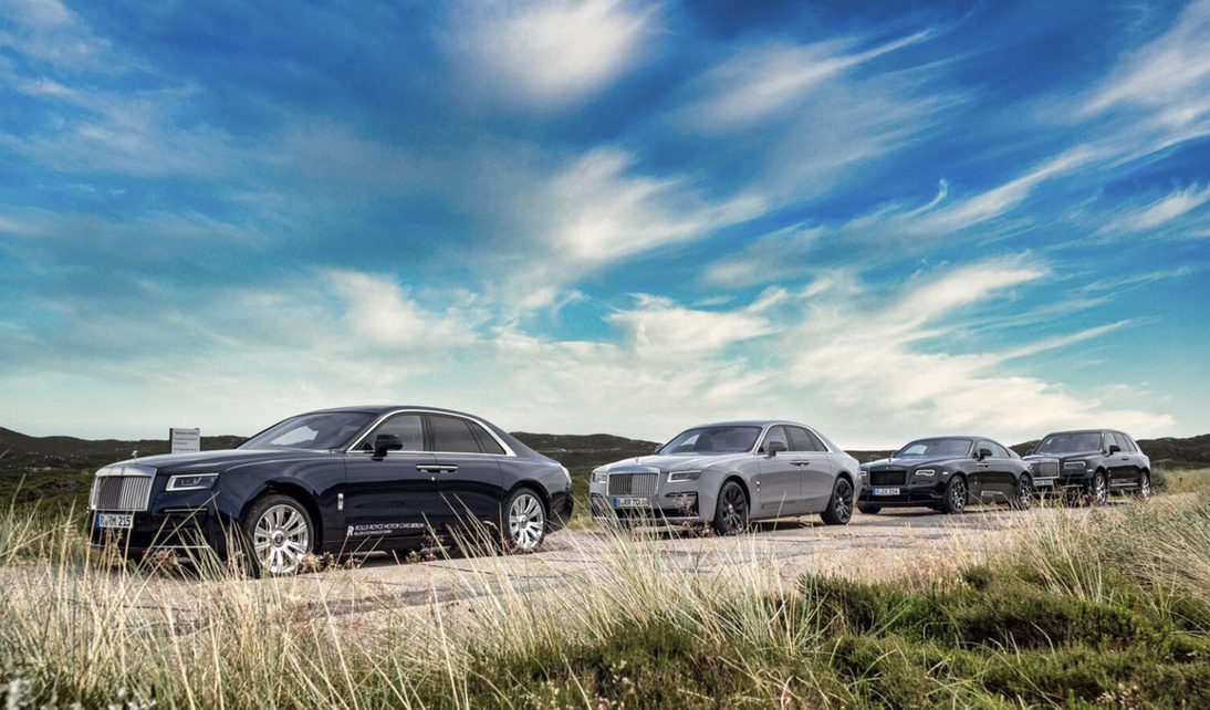 Vier Rolls-Royce in einer Reihe vor Dünengras und weitem Himmel